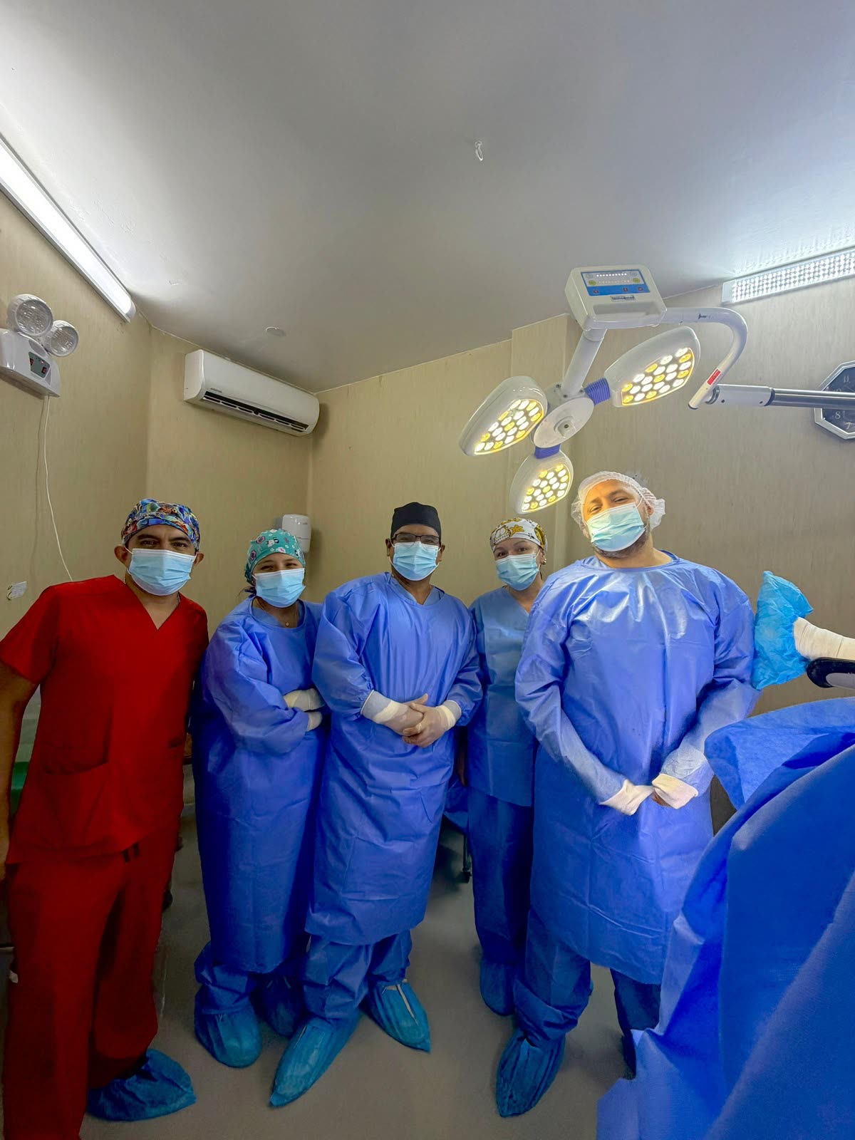Equipo quirúrgico completo en la sala de operaciones