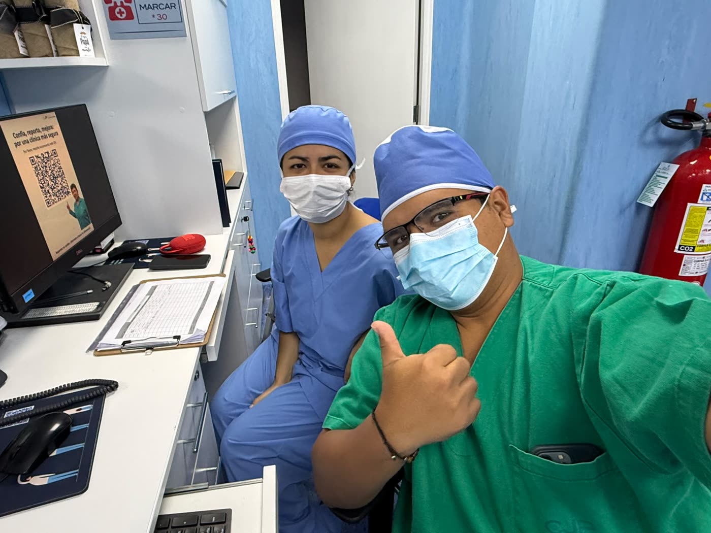 Dr. Manuel Paz junto al personal de enfermería en la estación de trabajo