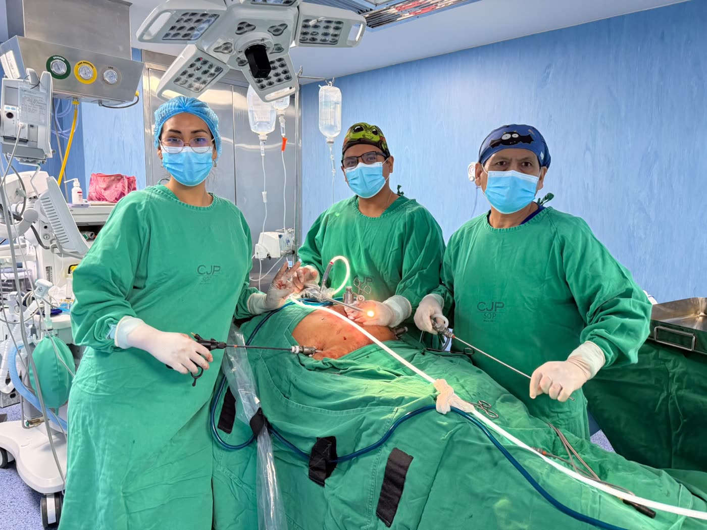 Dr. Manuel Paz junto a su equipo quirúrgico durante una cirugía laparoscópica