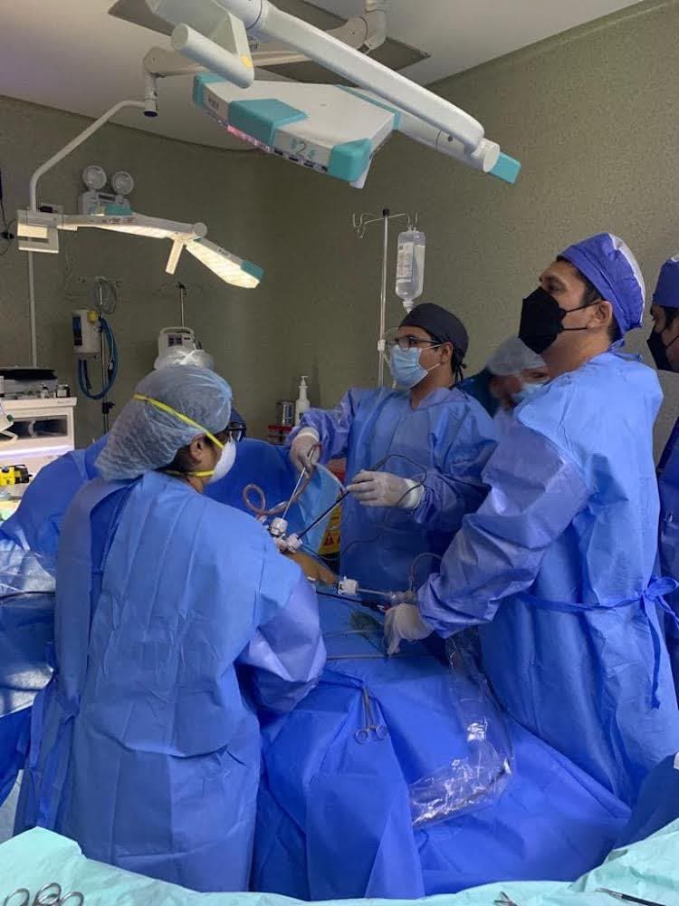 Equipo quirúrgico realizando una cirugía laparoscópica