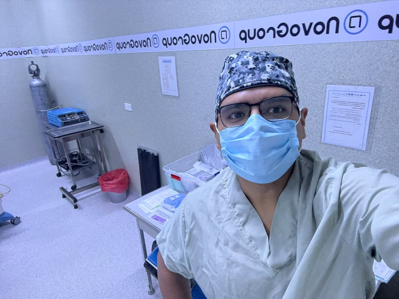 Dr. Manuel Paz preparándose antes de una intervención quirúrgica