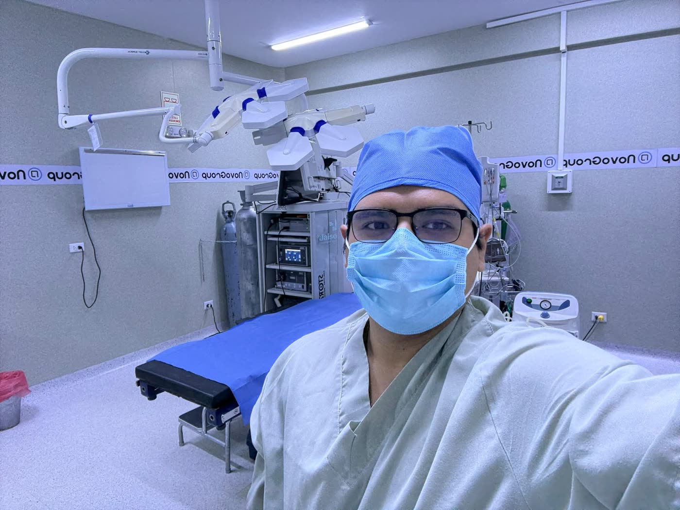 Sala de operaciones equipada con torre laparoscópica